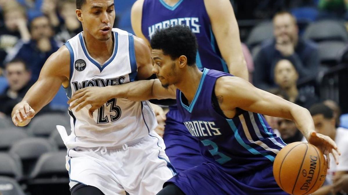 Charlotte Hornets Jeremy Lamb, right, drives around Minnesota Timberwolves Kevin Martin during the first quarter of an NBA basketball game, Tuesday, Nov. 10, 2015, in Minneapolis.