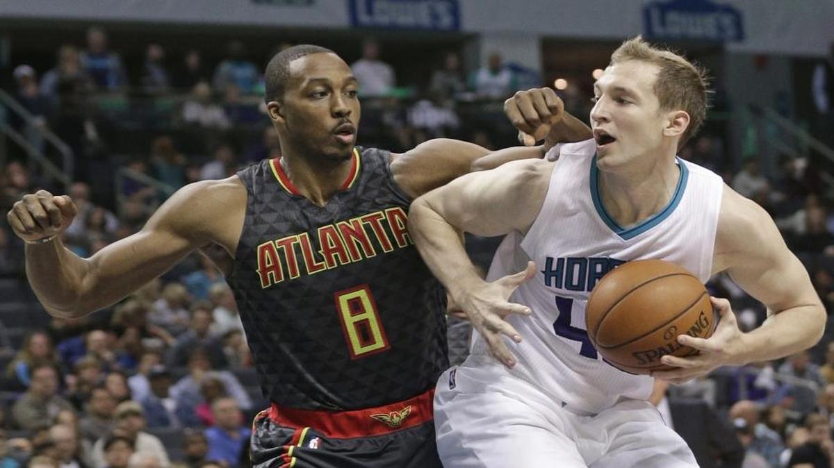 Charlotte Hornets center Cody Zeller, right, will match up against the Atlanta Hawks' Dwight Howard (8) in Monday’s game.