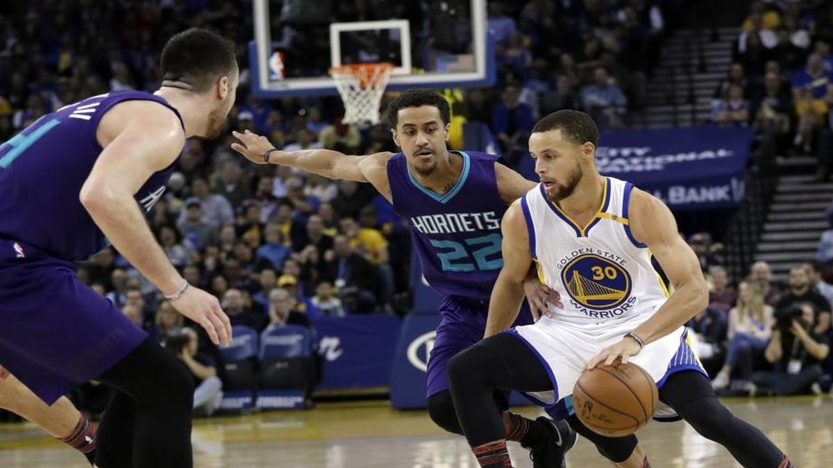 Golden State Warriors point guard Stephen Curry (right) dominated the Charlotte Hornets Wednesday night with 39 points, 11 3-pointers and eight assists.