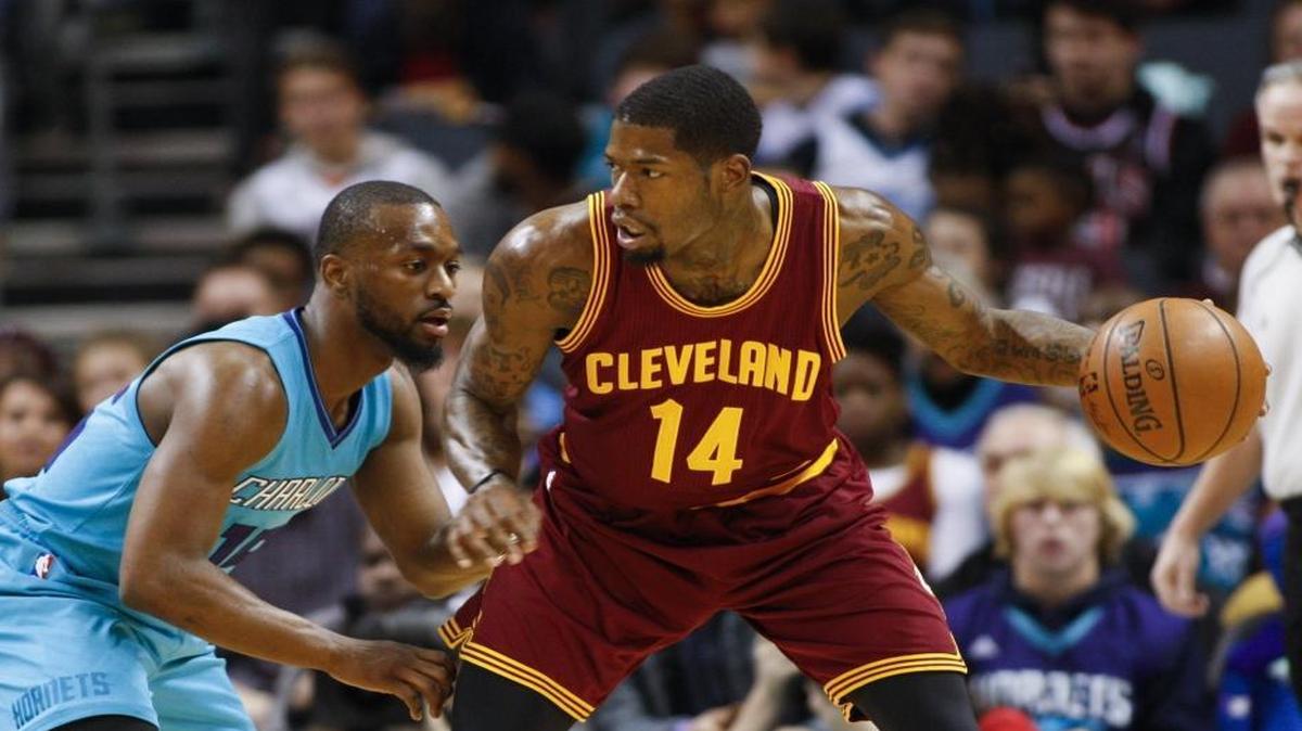 Cleveland Cavaliers guard DeAndre Liggins (14) tries to get around Hornets guard Kemba Walker in the Cavs’ victory Saturday night.