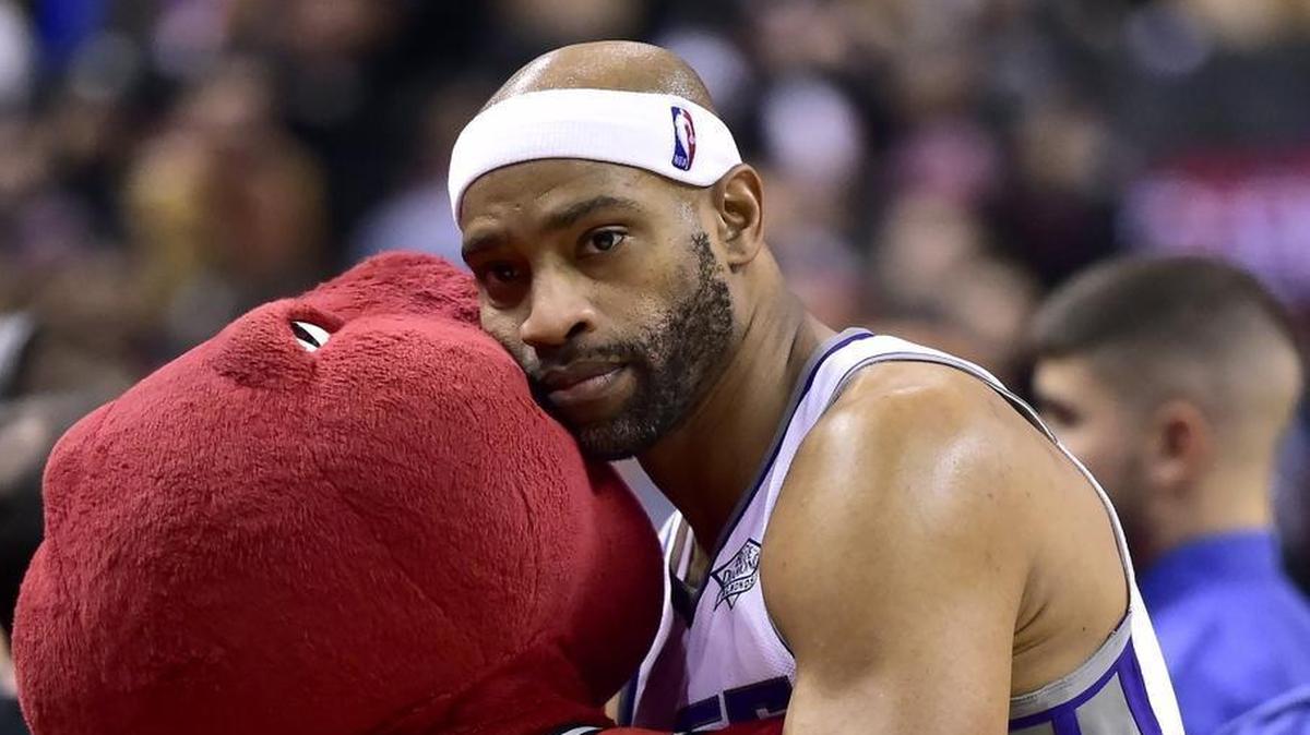 As long as 40-year-old Sacramento Kings guard Vince Carter (right) loves the game, he’ll continue to play – and embrace The Raptor.
