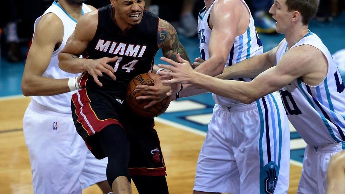 Miami’s Gerald Green fights to maintain control of the ball as Charlotte’s Nic Batum, left, applies pressure.