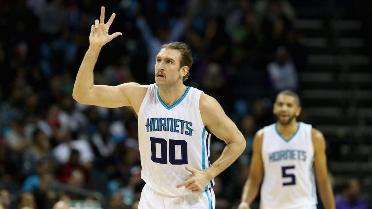 Charlotte Hornets reserve center Spencer Hawes (00) made five of six shots Tuesday night in a 130-105 blowout of the Chicago Bulls.