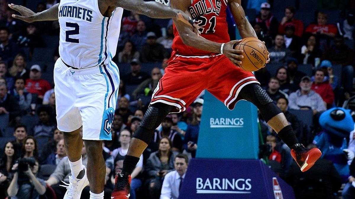 The Hornets’ Marvin Williams (2) fouls the Bulls’ Jimmy Butler.