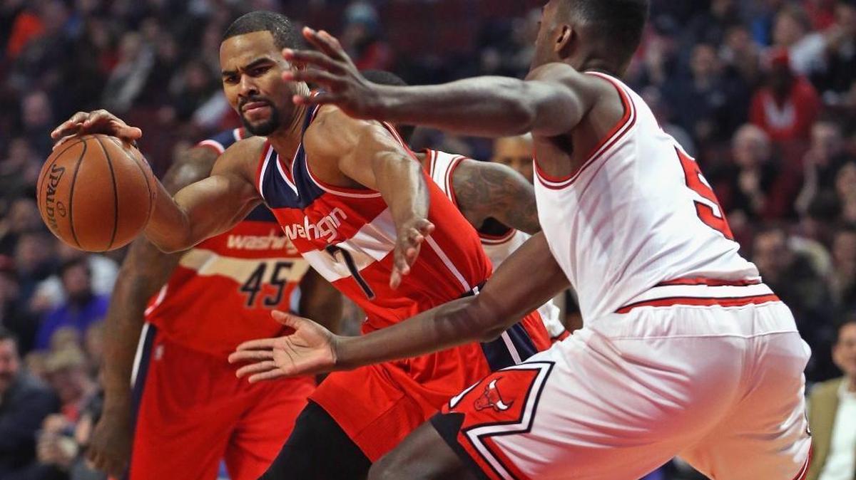 Ramon Sessions (left) reached a two-year, $12.3 million agreement with the Charlotte Hornets.