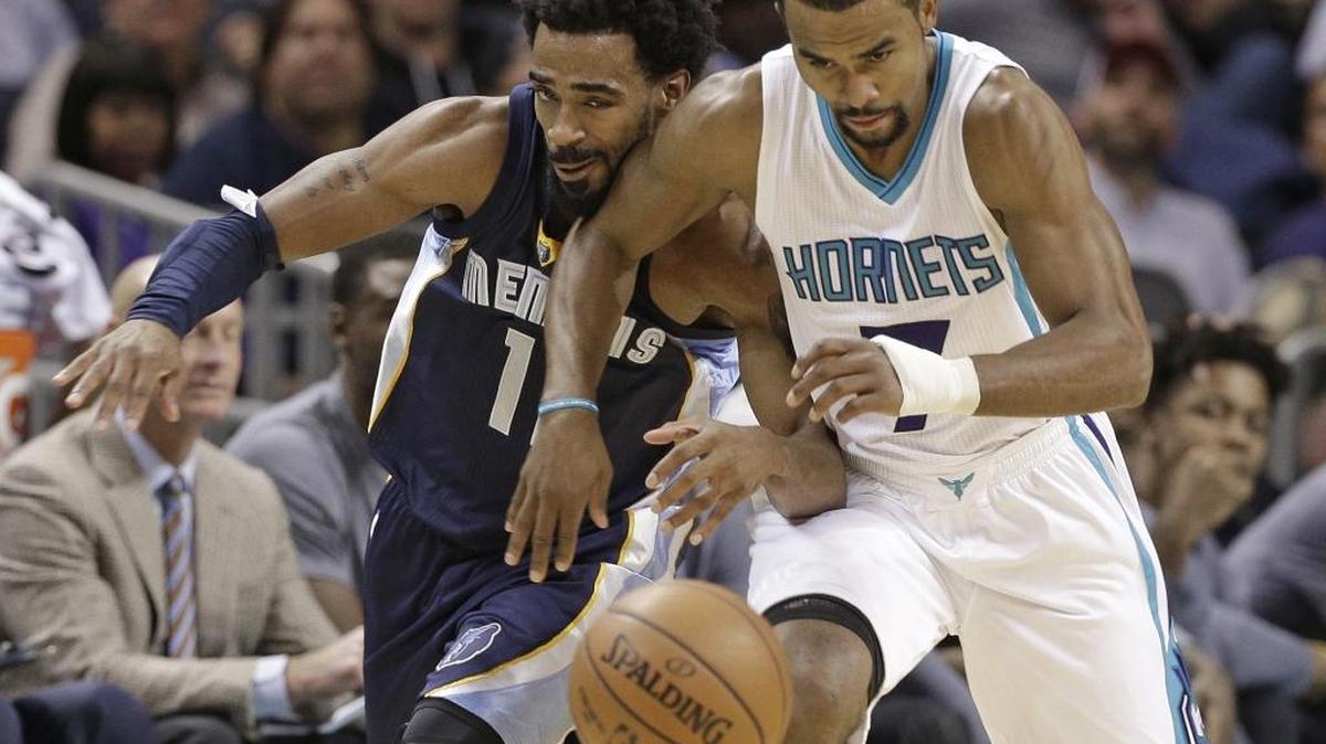Charlotte’s Ramon Sessions and Memphis’ Mike Conley chase the ball during Monday’s game at Spectrum Center. Conley scored 31 points in the Grizzlies’ victory.