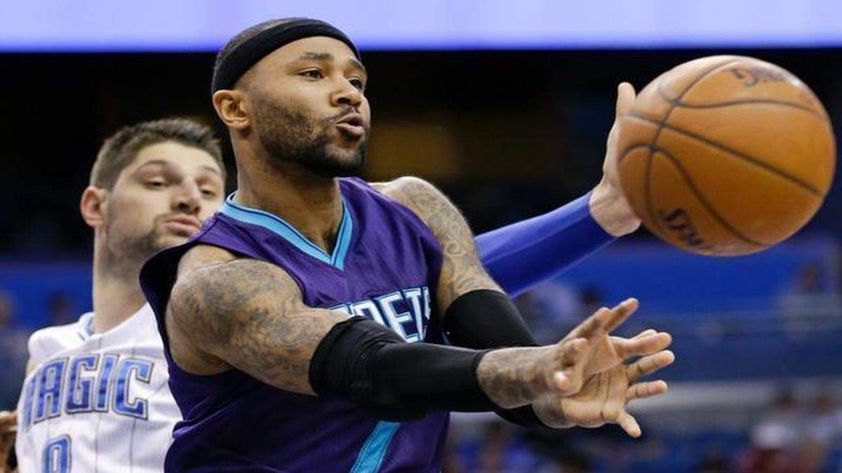 
Charlotte Hornets' Mo Williams, front, passes the ball as he is guarded by Orlando Magic's Nikola Vucevic (9) during the first half of an NBA basketball game, Sunday, March 1, 2015, in Orlando, Fla.
