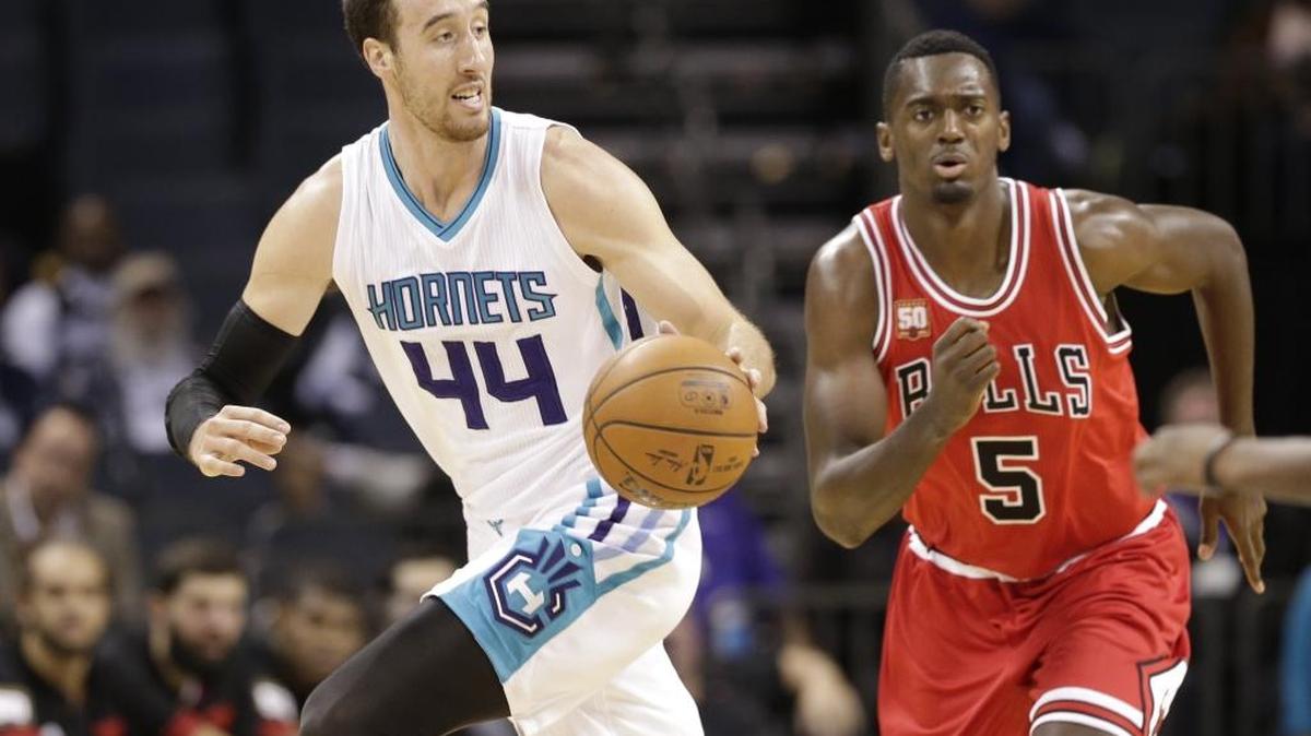 Charlotte Hornets' Frank Kaminsky (44) steals the ball from Chicago Bulls' Bobby Portis (5) in the first half of an NBA preseason basketball game in Charlotte, N.C., Monday, Oct. 19, 2015.