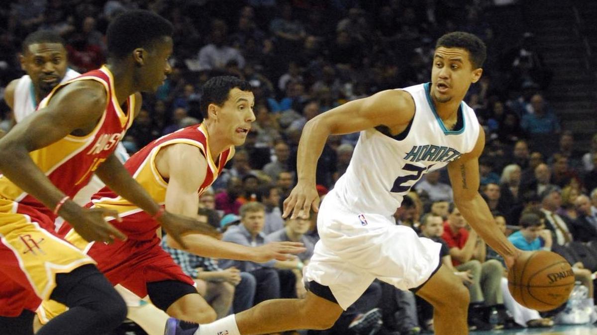 Point guard Brian Roberts will return to the Charlotte Hornets.