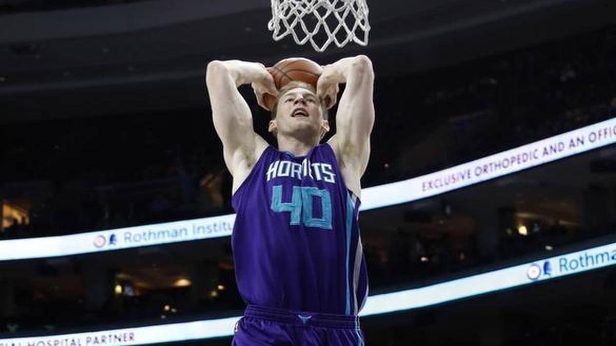 Charlotte Hornets' Cody Zeller (40) goes up for a dunk during the first half of an NBA basketball game against the Philadelphia 76ers, Tuesday, March 29, 2016, in Philadelphia.