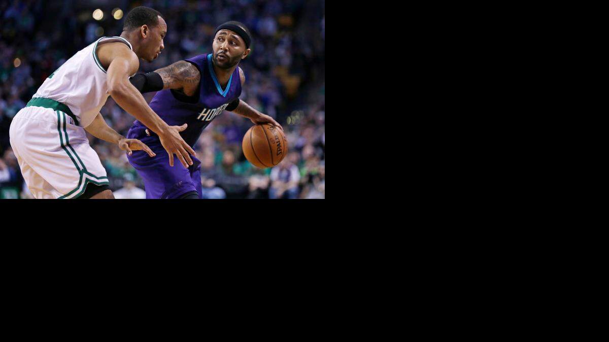 
Charlotte Hornets guard Mo Williams, right, looks to pass as he is covered by Boston Celtics guard Avery Bradley, left, during the second half of an NBA basketball game in Boston, Friday, Feb. 27, 2015. The Celtics defeated the Hornets 106-98. 
