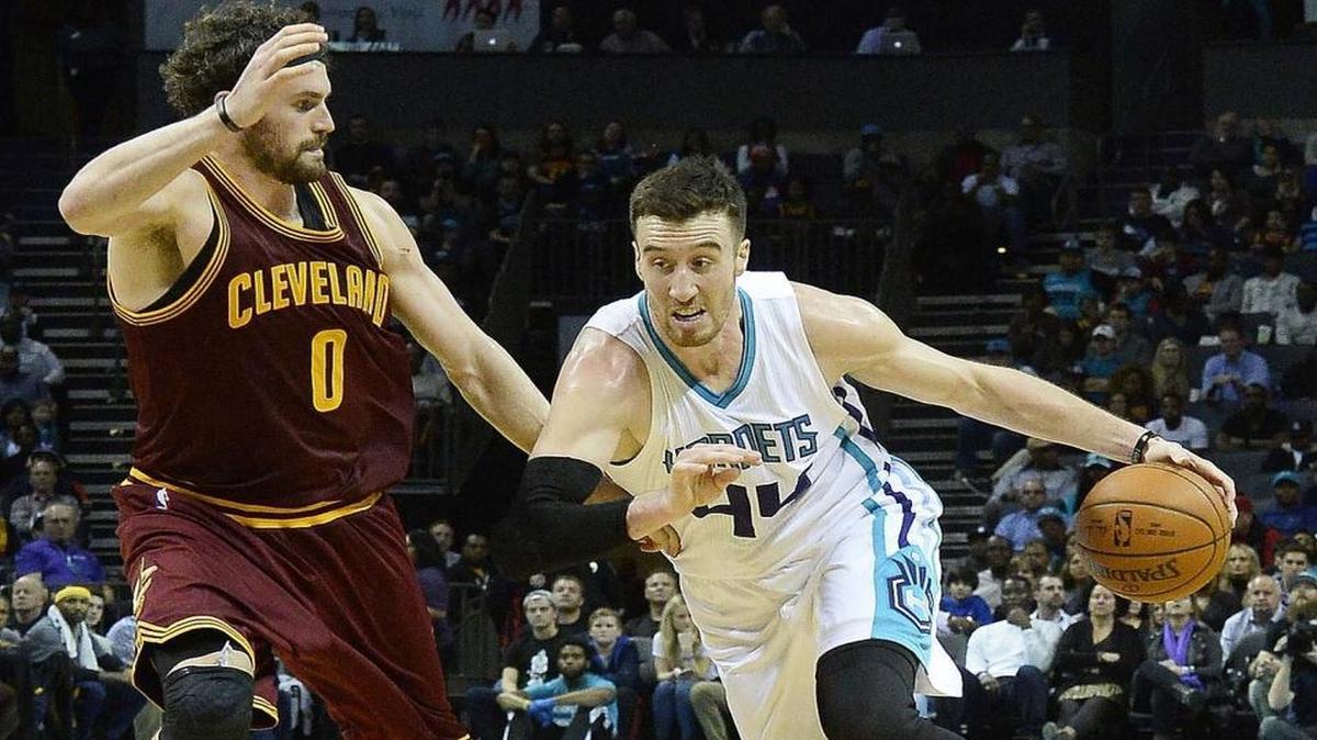 Charlotte Hornets forward Frank Kaminsky (right) will have a minor procedure to repair an air pocket causing discomfort between his chest wall and lungs.