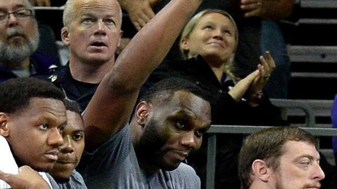 Former Charlotte Hornets and current Indiana Pacers center Al Jefferson acknowledges the crowd’s applause with a wave Monday.