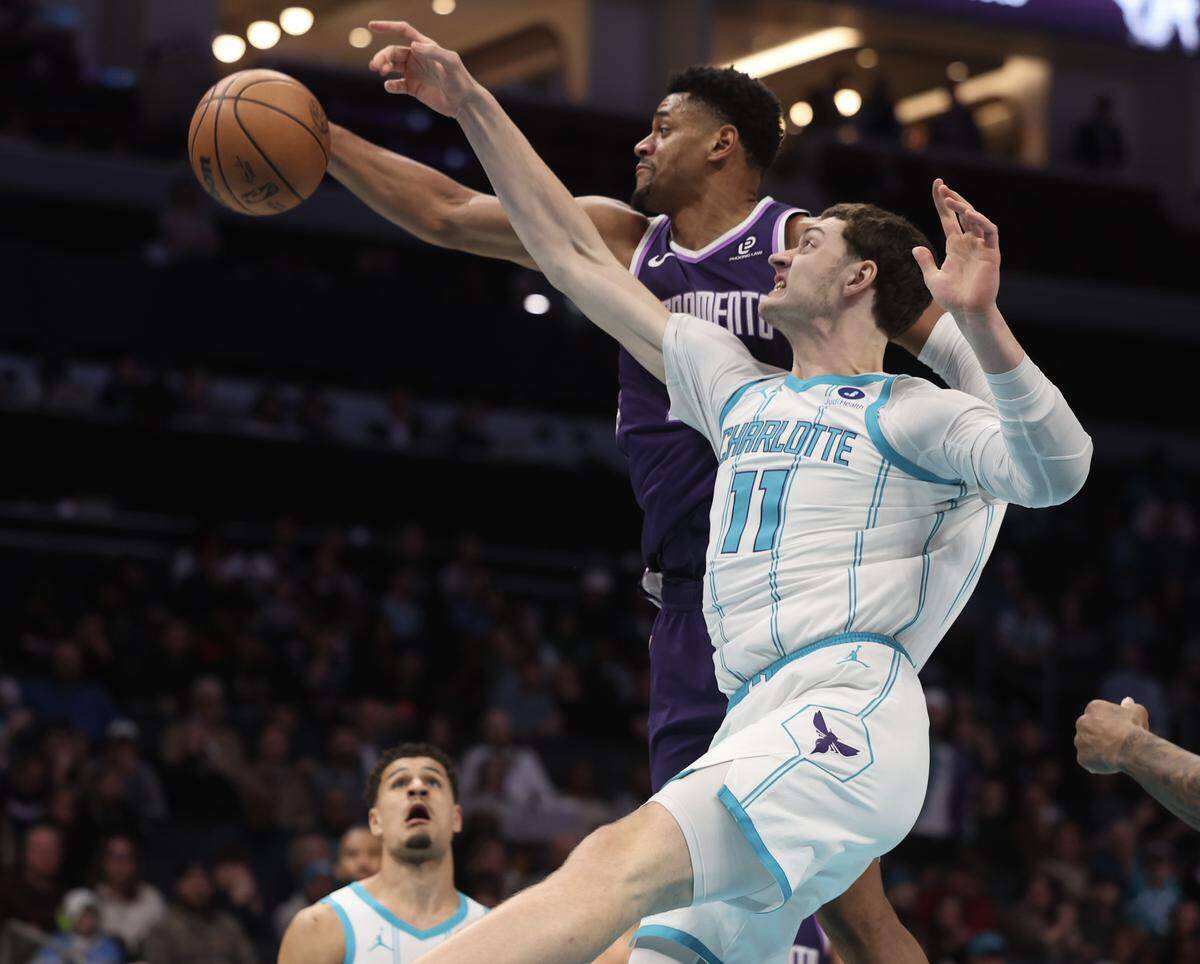 Charlotte Hornets guard Ryan Kalkbrenner drives to the basket as Sacramento Kings center Dyland Cardwell defends during the first quarter of the game on Tuesday, March 24, 2026 at Spectrum Center in Charlotte.