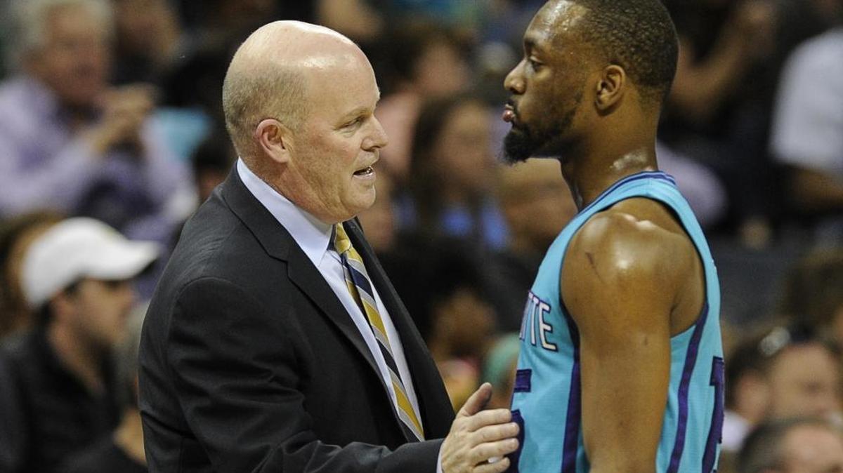 Charlotte Hornets Steve Clifford talks to Charlotte Hornets guard Kemba Walker, right, during Saturday’s game in Charlotte.