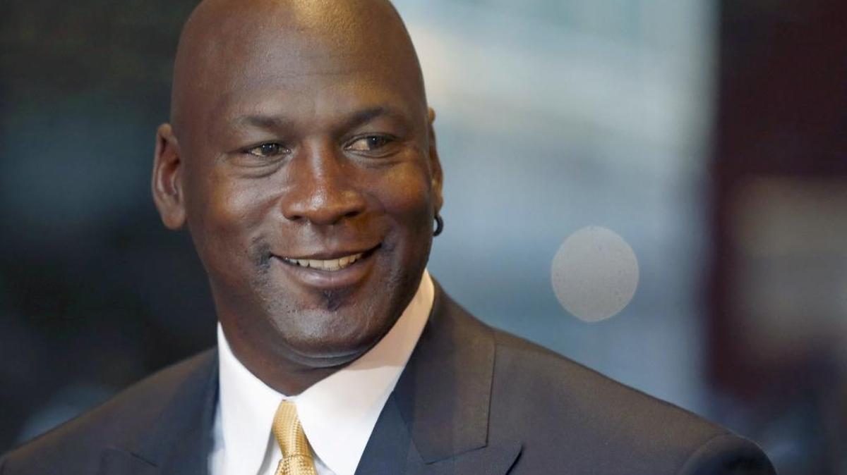 Charlotte Hornets owner Michael Jordan helped make peace Monday between his former teammate, Charles Oakley, and New York Knicks owner Jim Dolan.