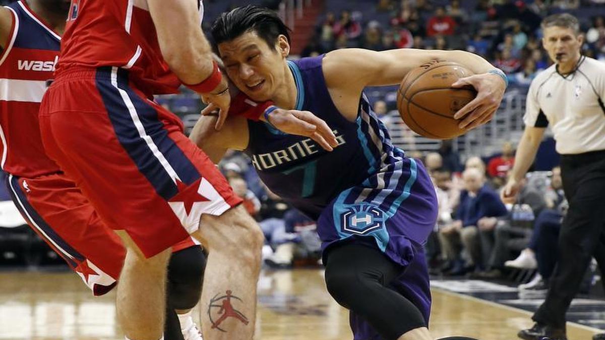 Charlotte Hornets guard Jeremy Lin (7) runs into Washington Wizards center Marcin Gortat. left, from Poland, during the first half of an NBA basketball game Sunday, April 10, 2016, in Washington.