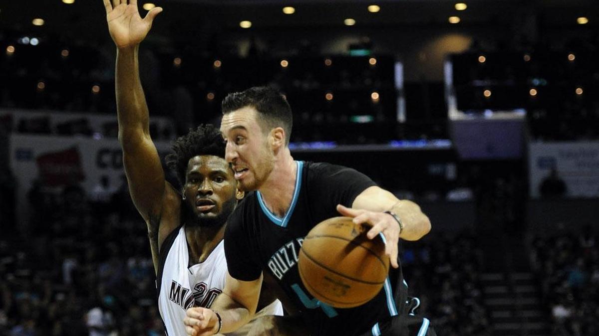 Charlotte Hornets center Frank Kaminsky, right, drives past Miami Heat forward Justise Winslow in the second half in Game 3. The Hornets won 96-80.