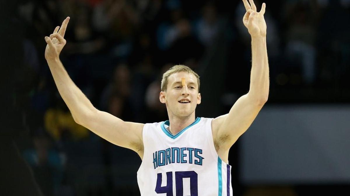 A sore right knee caused Charlotte Hornets center Cody Zeller to pull out of scrimmages in Las Vegas this week against Team USA.