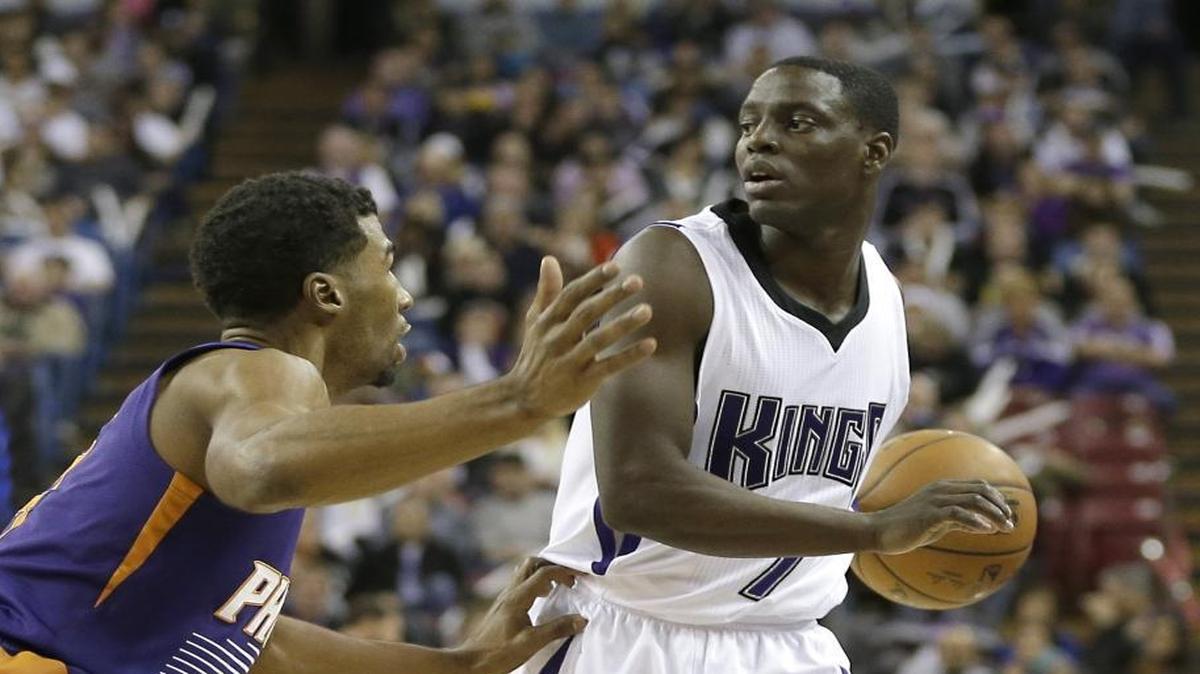 Sacramento Kings point guard Darren Collison (right) would fill a big hole for the Charlotte Hornets if they could sell him on accepting their mid-level exception.