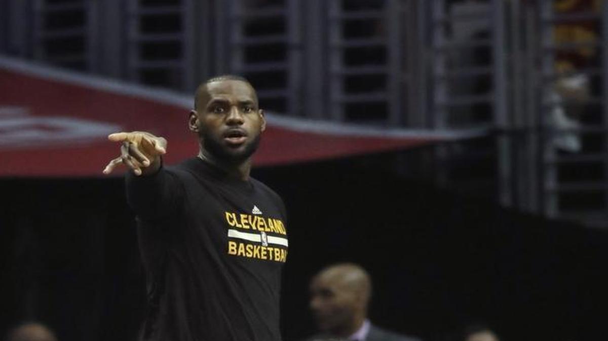 LeBron James (standing) watched the Cleveland Cavaliers’ March 18 game against the Los Angeles Clippers from the bench.