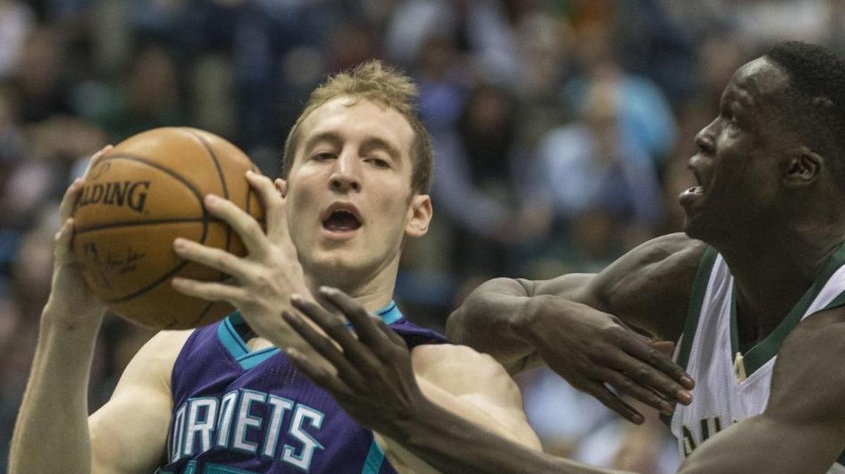 Milwaukee Bucks’ Thon Maker, right, defends against Charlotte Hornets’ Cody Zeller during the first half of an NBA basketball game, Monday, April 10, 2017, in Milwaukee. (AP Photo/Tom Lynn)