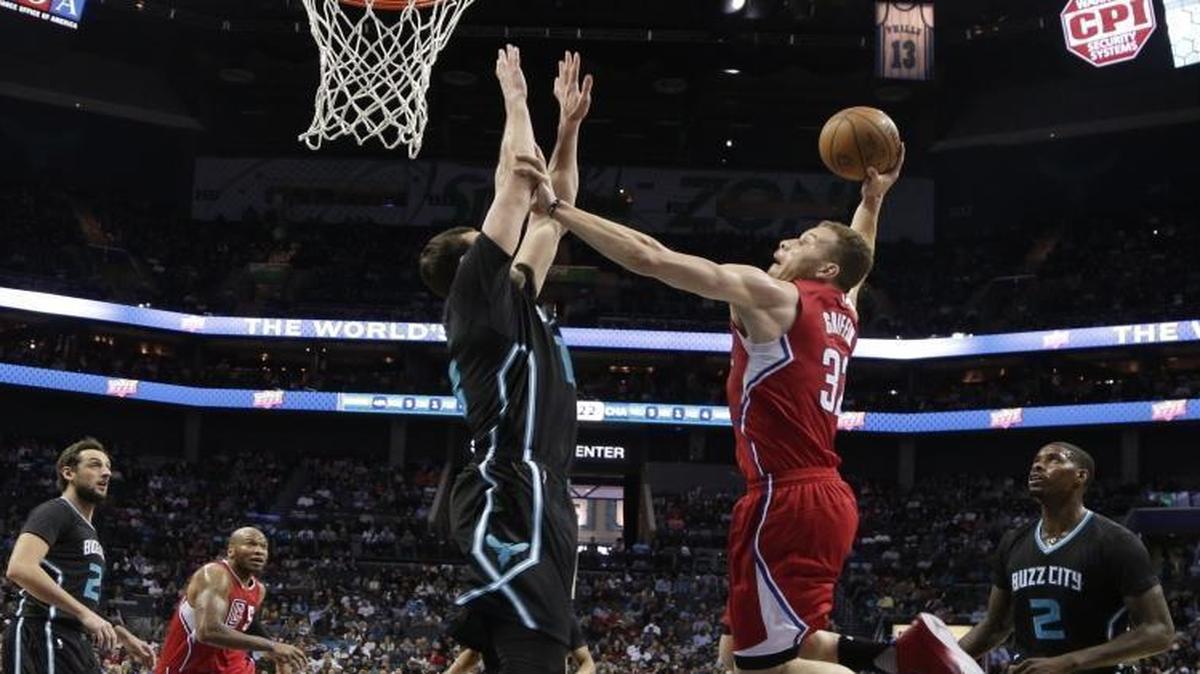 Los Angeles Clippers' Blake Griffin (32) goes up to dunk against Charlotte Hornets' Miles Plumlee (18) in the first half Saturday.