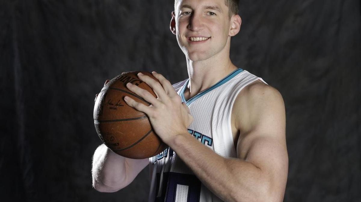 Charlotte Hornets center Cody Zeller practiced Sunday and Monday after missing most of the preseason with a bruised right knee.