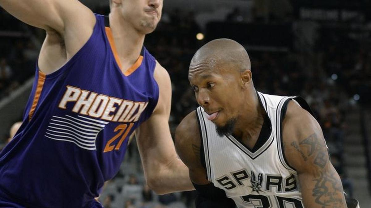San Antonio Spurs forward David West (30) gave up $11 million in guarantees from the Indiana Pacers to pursue a championship in Texas.