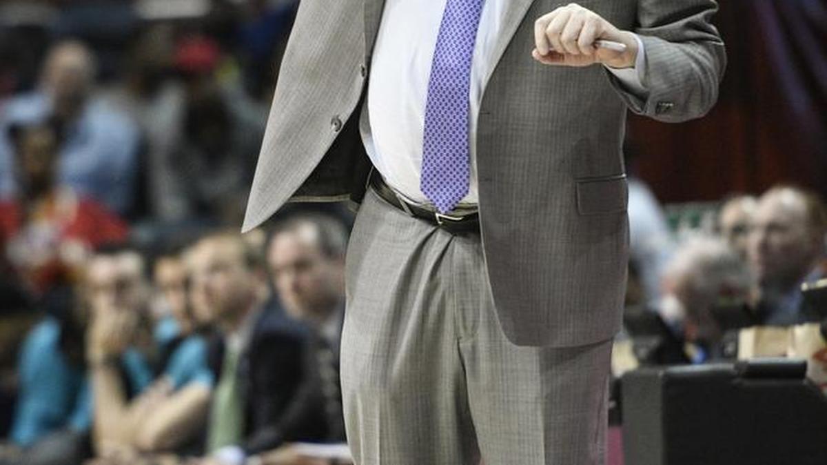 Charlotte Hornets coach Steve Clifford works the sideline during the first half of Tuesday night’s game at Atlanta.