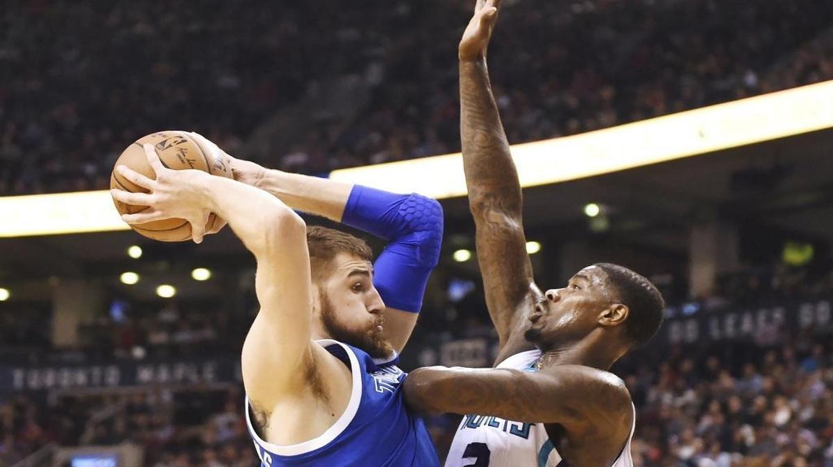 Charlotte Hornets forward Marvin Williams (2) defends Toronto Raptors center Jonas Valanciunas (17) during Wednesday’s game in Toronto.