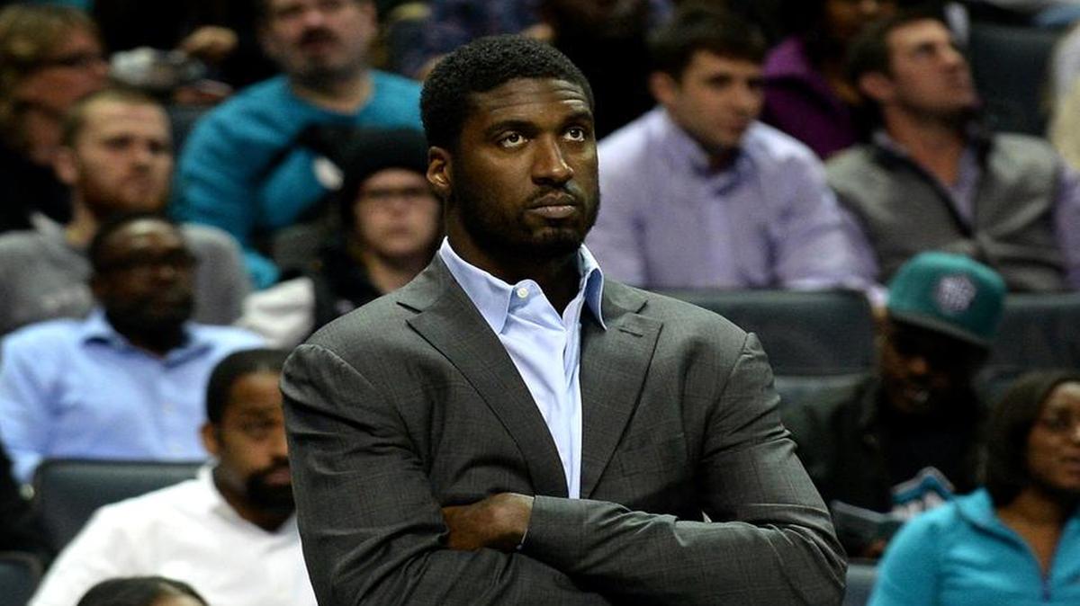 Charlotte Hornets center Roy Hibbert, standing, has been sidelined by a sore right knee the past four games.