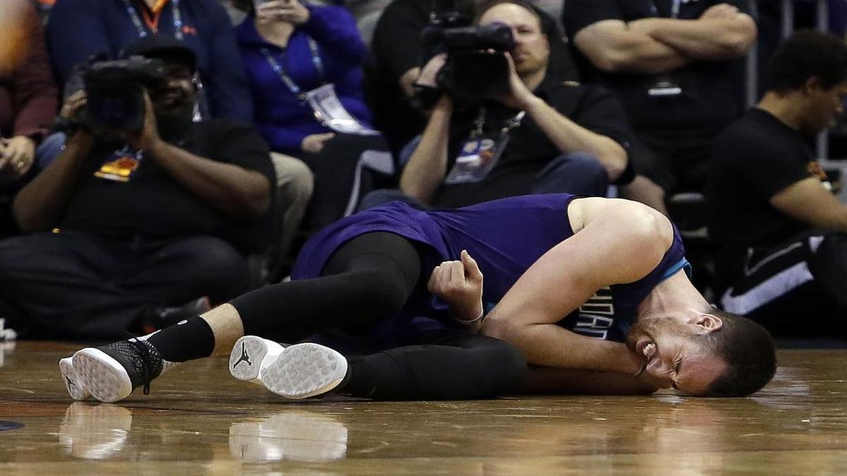 Hornets center Frank Kaminsky took a blow to his upper left arm colliding with Alan Williams in the fourth quarter and was taken to the locker room. He did not return to action and had a wrap over his left shoulder after the game.