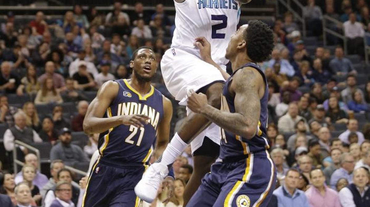 Charlotte Hornets forward Marvin Williams drives past Indiana Pacers Thaddeus Young (21) and Jeff Teague during the first half of Monday night’s game in Charlotte.