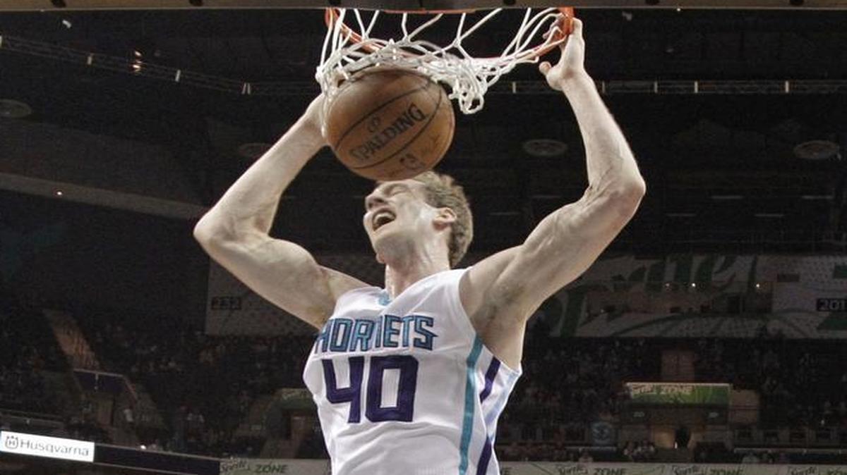 Charlotte Hornets' Cody Zeller (40) dunks past Phoenix Suns' Alex Len (21) and Phil Pressey (25) during the first half of an NBA basketball game in Charlotte, Tuesday, March 1, 2016.