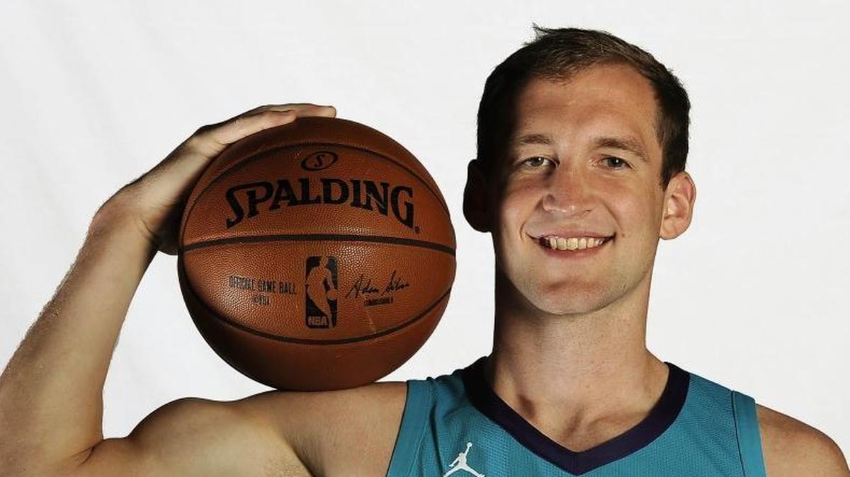 After missing four games with a bruised right knee, Charlotte Hornets center Cody Zeller plans to play Sunday at home versus the Orlando Magic.