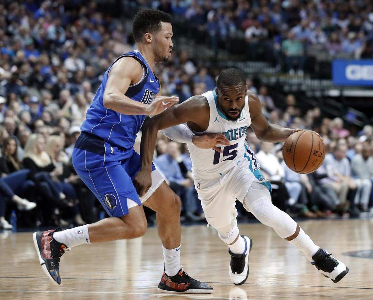 Dallas Mavericks guard Jalen Brunson, left, defends Charlotte Hornets guard Kemba Walker in the first half of Wednesday’s NBA game in Dallas. Walker scored 30 points, but the Hornets lost 99-93.