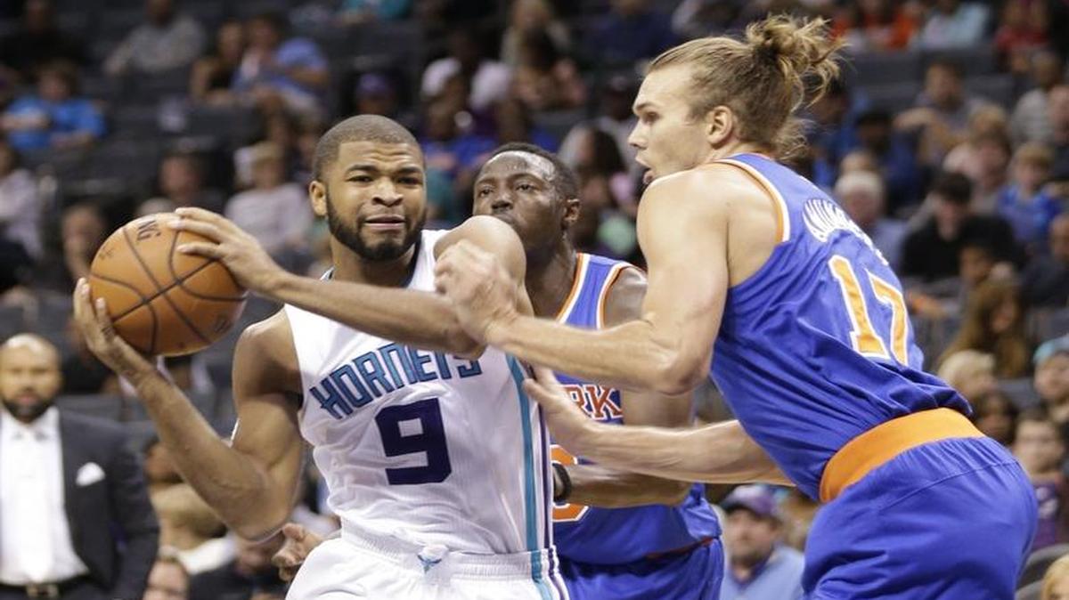 
Charlotte Hornets rookie Aaron Harrison (9) drives against New York Knicks' Lou Amundson (17) Saturday
