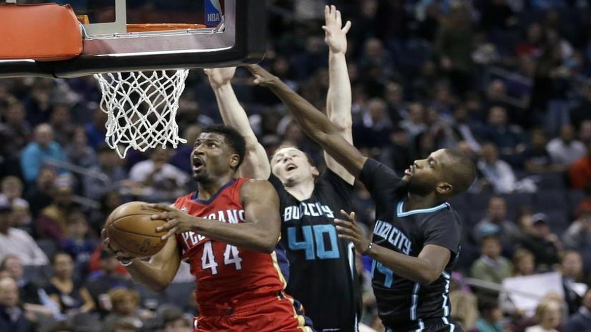 New Orleans Pelicans' Solomon Hill (44) slips past Charlotte Hornets' Cody Zeller (40) and Michael Kidd-Gilchrist (14) during the first half of Saturday’s game.