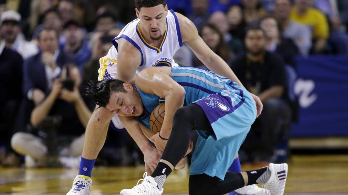 Charlotte Hornets' Jeremy Lin, bottom, battles for possession against Golden State Warriors' Klay Thompson during the second half of an NBA basketball game Monday, Jan. 4, 2016, in Oakland, Calif. Golden State won 111-101.