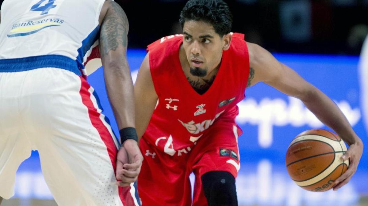 Jorge Gutierrez, right, playing for Mexico last August, is confronted by the Dominican Republic's Edgar Sosa during a FIBA Americas Championship basketball game in Mexico City. Gutierrez, a point guard, signed a 10-day contact with the Hornets last weekend.