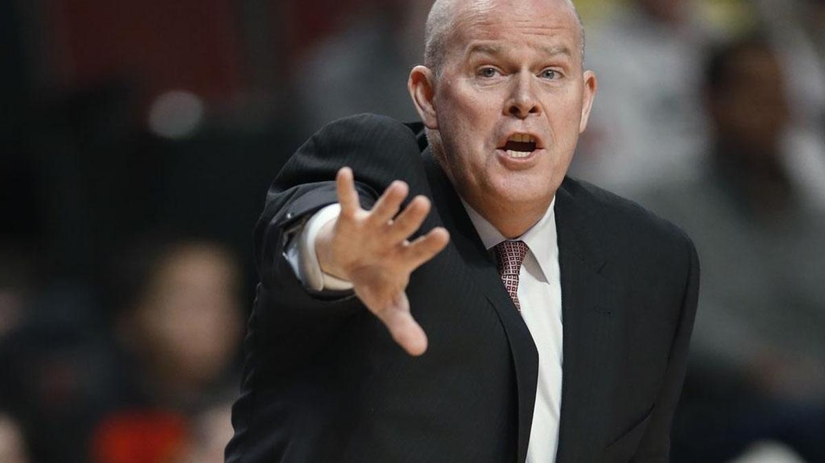 Charlotte Hornets coach Steve Clifford gestures during the first half of Friday’s game against the Chicago Bulls.