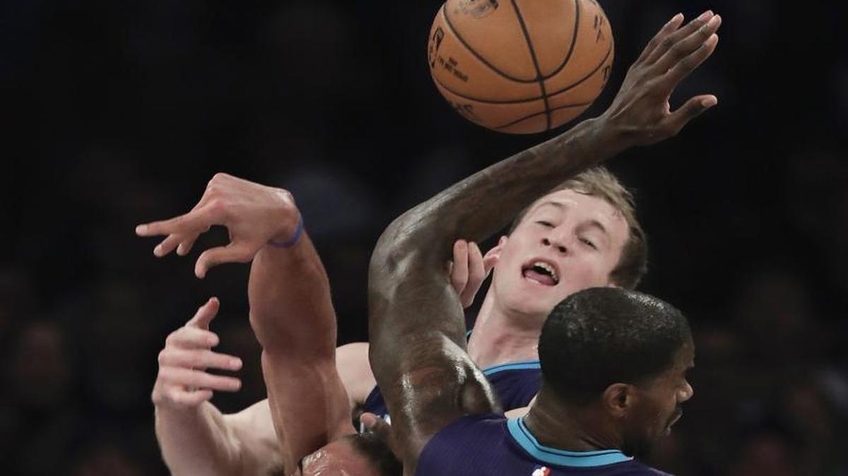 Charlotte Hornets forward Marvin Williams (2) left Friday’s game with a hyper-extended left knee.