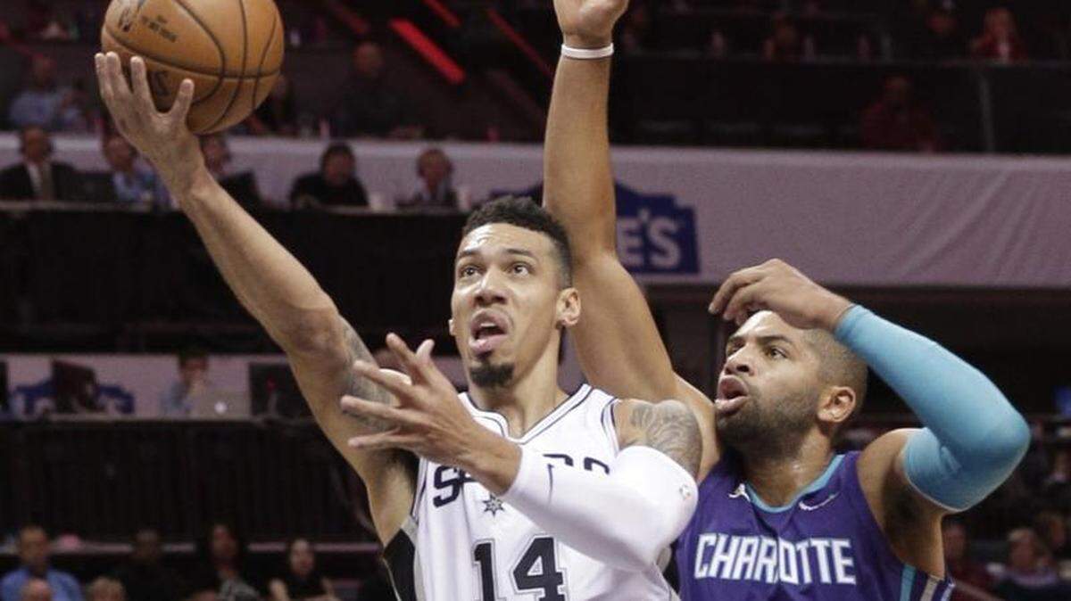 San Antonio Spurs’ Danny Green (14) shoots past the Charlotte Hornets’ Nicolas Batum (5) during the first half of Saturday’s game. Hornets starters Batum and Michael Kidd-Gilchrist went a combined 0-of-12 from the field in the first half of Charlotte’s 106-86 loss.