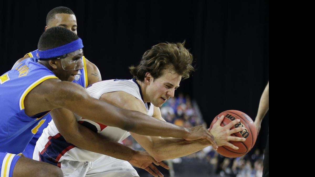 
UCLA's Kevon Looney (left), here guarding Gonzaga's Kevin Pangos in the NCAA tournament, worked out Monday for the Charlotte Hornets.
