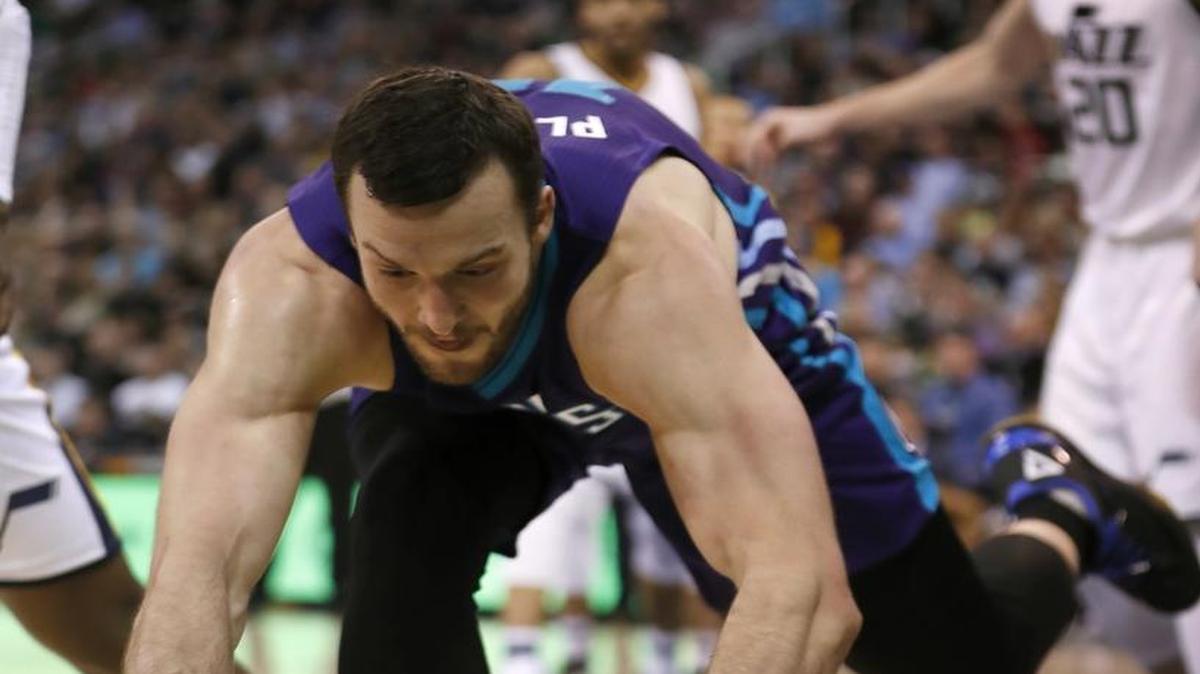 Charlotte Hornets center Miles Plumlee (18) chases a loose ball during the first half of Saturday’s game at Utah, where he made his debut with his new team.