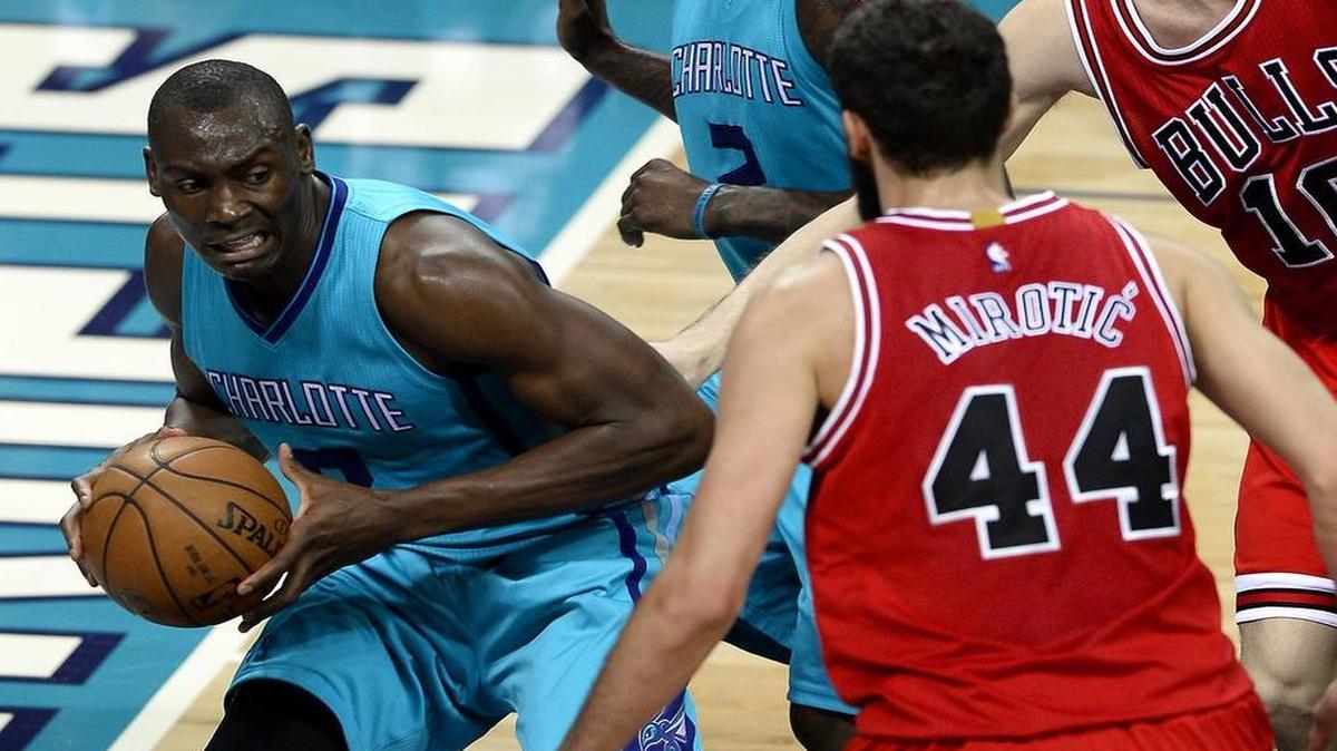 
The Charlotte Hornets chose not to make a $4.1 million qualifying offer to center Bismack Biyombo (with ball) to restrict his free agency.
