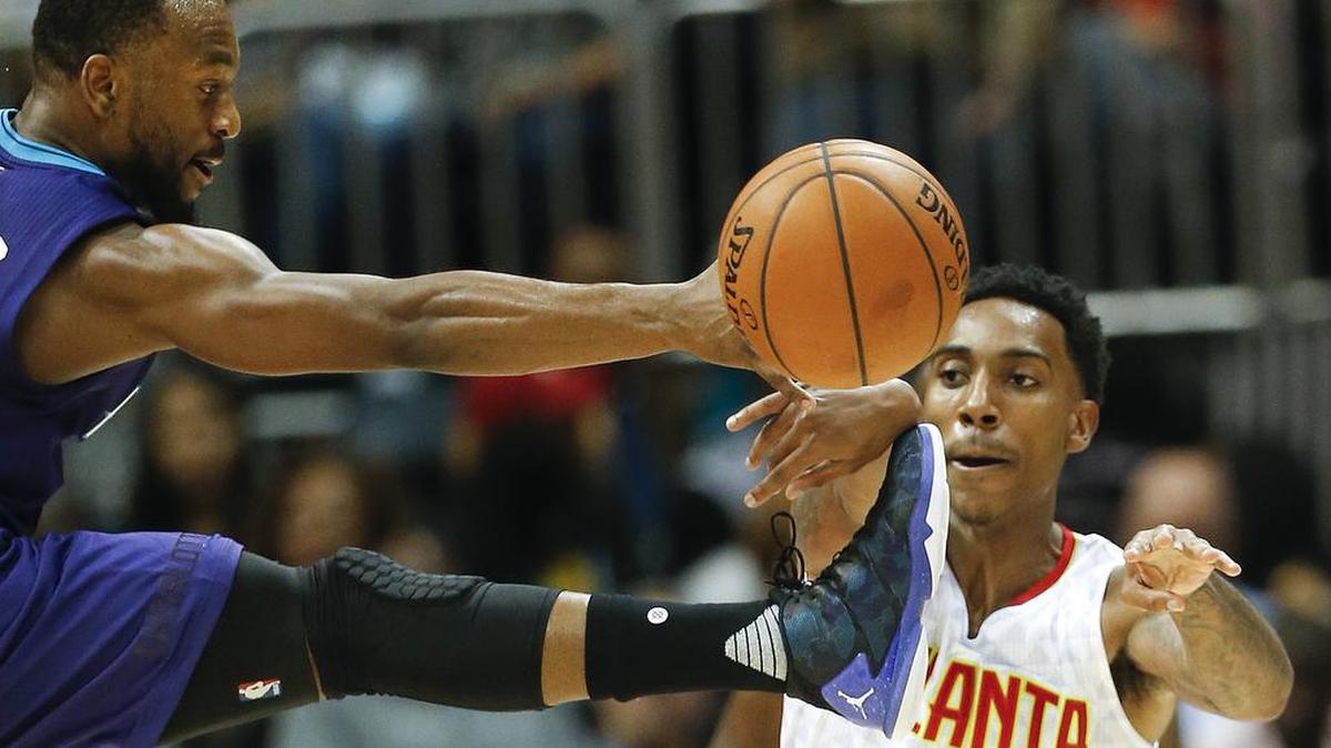 Charlotte Hornets guard Kemba Walker, left, tries to block a pass from Atlanta Hawks guard Jeff Teague (0) in the second half of Friday’s game in Atlanta. The Hawks won 97-94.