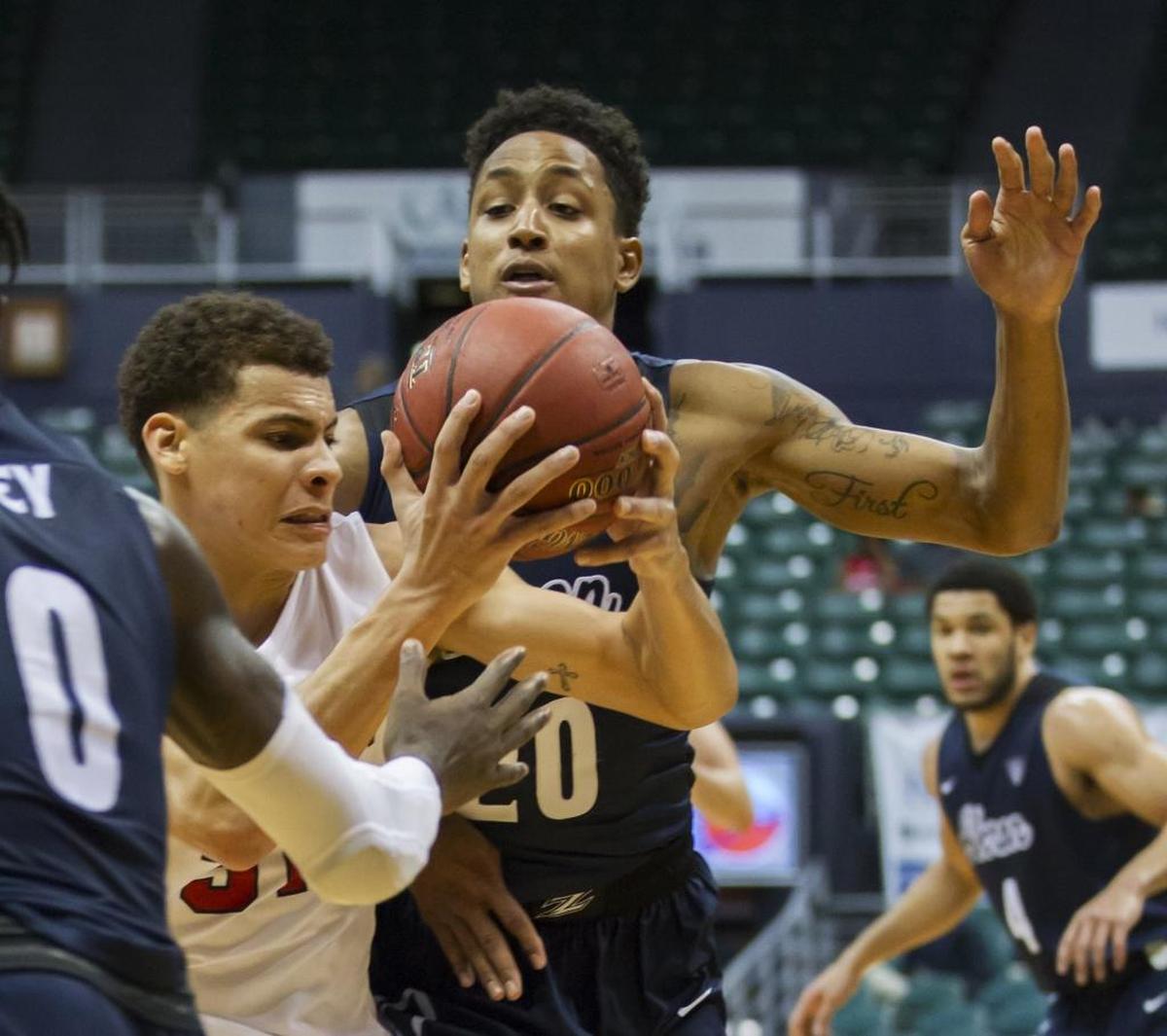 Davidson guard Kellan Grady (31) drives to the basket against Akron guard Eric Parrish in the second half of Monday’s game at the Diamond Head Classic in Honolulu. Grady scored 30 points in the Wildcats’ 91-78 win.