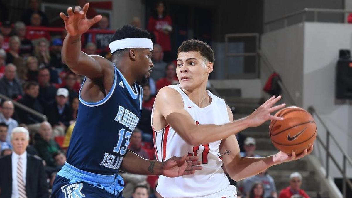 Davidson’s Kellan Grady (31) drives against Rhode Island’s Stanford Robinson late in the first half of Friday’s Atlantic 10 basketball game at Belk Arena.